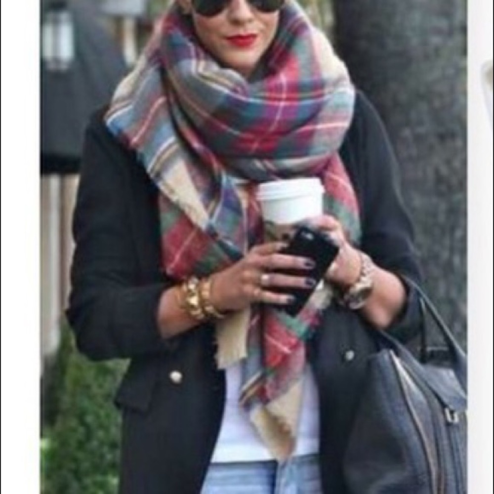 🍁Very soft and lightweight plaid large soft scarf never worn